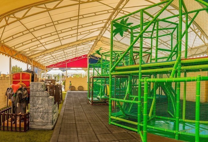 Parc pour enfants, avec zone d'activités et ateliers Parc de Vacances Magic Robin Hood Alfas del Pi