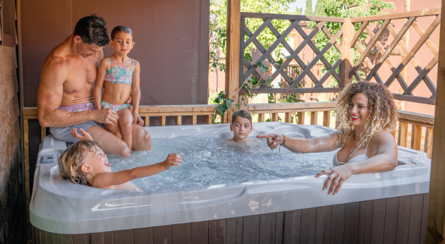 NOUVELLE CABANE DE TANIÈRE JACUZI DE ROBIN PREMIUM Parc de Vacances Magic Robin Hood Alfas del Pi NOUVELLE CABANE DE TANIÈRE JACUZI DE ROBIN PREMIUM Parc de Vacances Magic Robin Hood Alfas del Pi