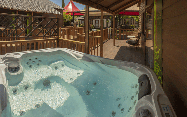 NOUVELLE CABANE DE TANIÈRE JACUZI DE ROBIN PREMIUM Parc de Vacances Magic Robin Hood Alfas del Pi NOUVELLE CABANE DE TANIÈRE JACUZI DE ROBIN PREMIUM Parc de Vacances Magic Robin Hood Alfas del Pi